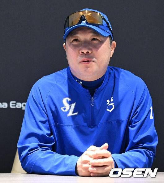 [OSEN=대전, 이대선 기자] 17일 오후 대전 한화생명볼파크에서 2025 신한 SOL Bank KBO리그 포스트시즌 플레이오프 1차전 한화 이글스와 삼성 라이온즈의 경기가 열렸다.한화는 폰세, 삼성은 가라비토를 선발 투수로 내세웠다.경기에 앞서 삼성 박진만 감독이 인터뷰를 하고 있다. 2025.10.17 /sunday@osen.co.k