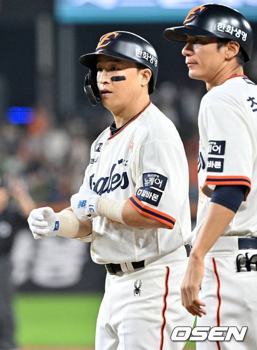 [OSEN=대전, 민경훈 기자] 26일 오후 대전 한화생명볼파크에서 2025 신한 SOL Bank KBO리그 한화 이글스와 LG 트윈스의 경기가 열렸다.한화는 류현진, LG는 치리노스를 선발 투수로 내세웠다.7회말 1사 주자 1루 한화 손아섭이 우익수 오른쪽 안타를 때린 후 1루에서 기뻐하고 있다. KBO리그 6번째로 3700루타에 성공하고 있다. 2025.09.26 /rumi@osen.co.kr