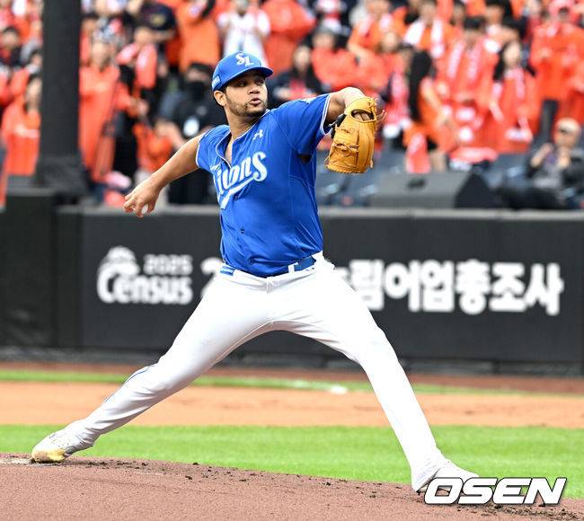 [OSEN=대전, 손용호 기자] 18일 오후 대전 한화생명볼파크에서 2025 신한 SOL Bank KBO리그 포스트시즌 플레이오프 1차전 한화 이글스와 삼성 라이온즈의 경기가 열렸다.한화는 폰세, 삼성은 가라비토를 선발 투수로 내세웠다.삼성 선발 가라비토가 역투를 하고 있다. 2025.10.18 /spjj@osen.co.kr