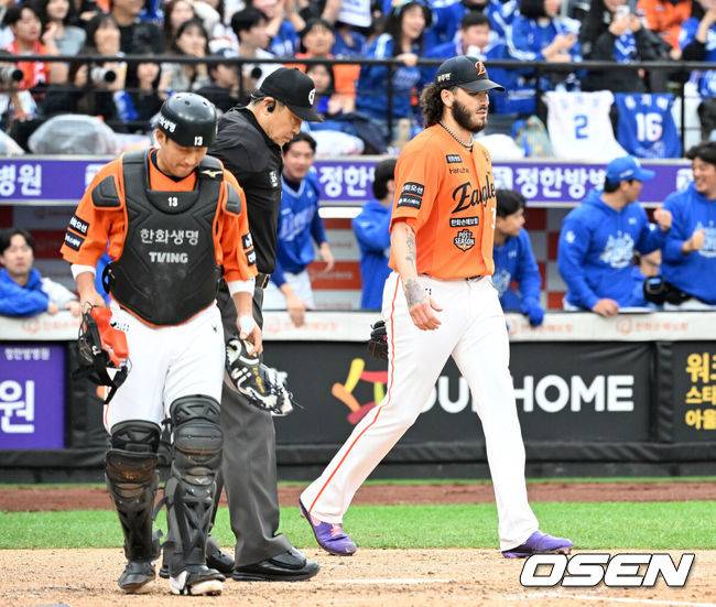 [OSEN=대전, 이대선 기자] 18일 오후 대전 한화생명볼파크에서 2025 신한 SOL Bank KBO리그 포스트시즌 플레이오프 1차전 한화 이글스와 삼성 라이온즈의 경기가 열렸다.한화는 폰세, 삼성은 가라비토를 선발 투수로 내세웠다.3회초 2사 2루에서 한화 폰세가 삼성 김영웅에게 우월 적시 2루타를 허용하고 아쉬워하고 있다. 2025.10.18 /sunday@osen.co.kr