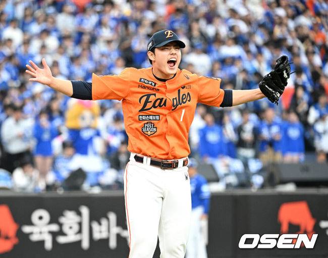 [OSEN=대전, 이대선 기자] 18일 오후 대전 한화생명볼파크에서 2025 신한 SOL Bank KBO리그 포스트시즌 플레이오프 1차전 한화 이글스와 삼성 라이온즈의 경기가 열렸다.한화는 폰세, 삼성은 가라비토를 선발 투수로 내세웠다.7회초 수비를 마친 한화 문동주가 환호하고 있다. 2025.10.18 /sunday@osen.co.kr