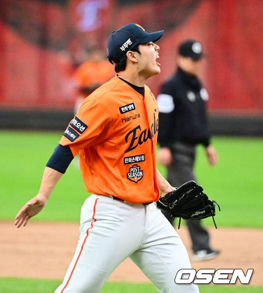 [OSEN=대전, 지형준 기자] 18일 오후 대전 한화생명볼파크에서 2025 신한 SOL Bank KBO리그 포스트시즌 플레이오프 1차전 한화 이글스와 삼성 라이온즈의 경기가 열렸다.한화는 폰세, 삼성은 가라비토를 선발 투수로 내세웠다.7회초 수비를 마친 한화 문동주가 포효하고 있다. 2025.10.18 /jpnews@osen.co.kr