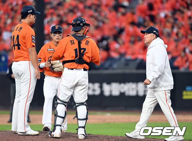 [OSEN=대전, 손용호 기자] 18일 오후 대전 한화생명볼파크에서 2025 신한 SOL Bank KBO리그 포스트시즌 플레이오프 1차전 한화 이글스와 삼성 라이온즈의 경기가 치열한 타격전 끝에 한화가 9-8로 승리했다.한화 마무리 투수 김서현이 흔들리자 김경문 감독이 마운드에 올라가고 있다. 2025.10.18 /spjj@osen.co.kr