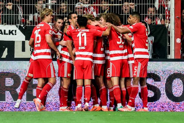 정우영(가운데)이 팀의 세 번째 골이 터진 후 동료들과 기쁨을 나누고 있다. EPA연합뉴스