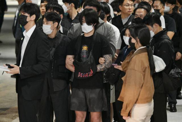 캄보디아 온라인 사기에 가담해 구금된 한국인 64명이 18일 오전 인천국제공항 제2터미널을 통해 송환되고 있다. 영종도=권욱 기자