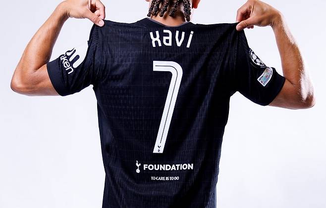 토트넘의 새로운 7번 시몬스. 토트넘 홋스퍼 공식 홈페이지