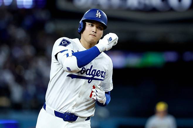 오타니 쇼헤이가 18일 미국 캘리포니아주 로스앤젤레스의 다저스타디움에서 열린 밀워키 브루어스와 2025 메이저리그(MLB) 내셔널리그 챔피언십시리즈 4차전에서  4회초 솔로홈런을 친 뒤 베이스를 돌고 있다.   로스앤젤레스 | AFP연합뉴스