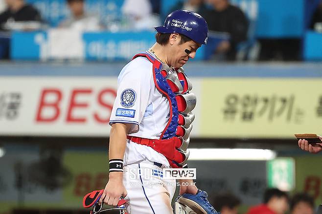 ▲ 삼성 라이온즈 포수 강민호가 포스트시즌 경기 중 수비를 준비하고 있다. ⓒ곽혜미 기자