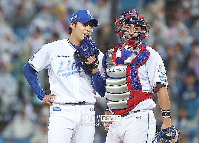 ▲ 삼성 라이온즈 선발투수 원태인과 강민호가 포스트시즌 경기 중 마운드에 모여 대화를 나누고 있다. ⓒ곽혜미 기자