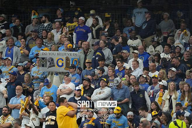 ▲ 아메리칸 패밀리 필드에서 경기를 지켜보는 밀워키 브루어스 팬들.