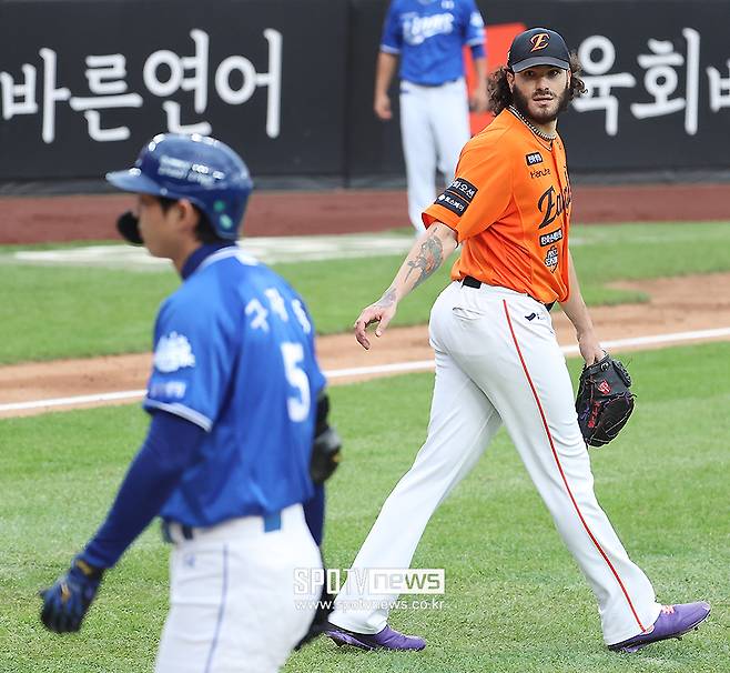 ▲ 플레이오프 1차전 3회 상황에서 투구 인터벌을 놓고 팽팽한 신경전을 벌인 코디 폰세와 구자욱 ⓒ곽혜미 기자