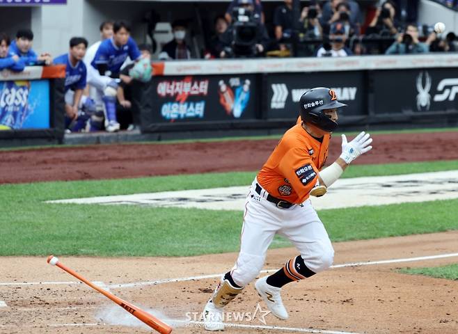 [카메라톡스]손아섭 투수앞 내야땅볼에 '제 허리 휜거 보셨죠? 내손이 빨랐지요' 김태연