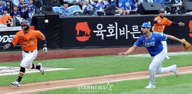 [카메라톡스]손아섭 투수앞 내야땅볼에 '제 허리 휜거 보셨죠? 내손이 빨랐지요' 김태연