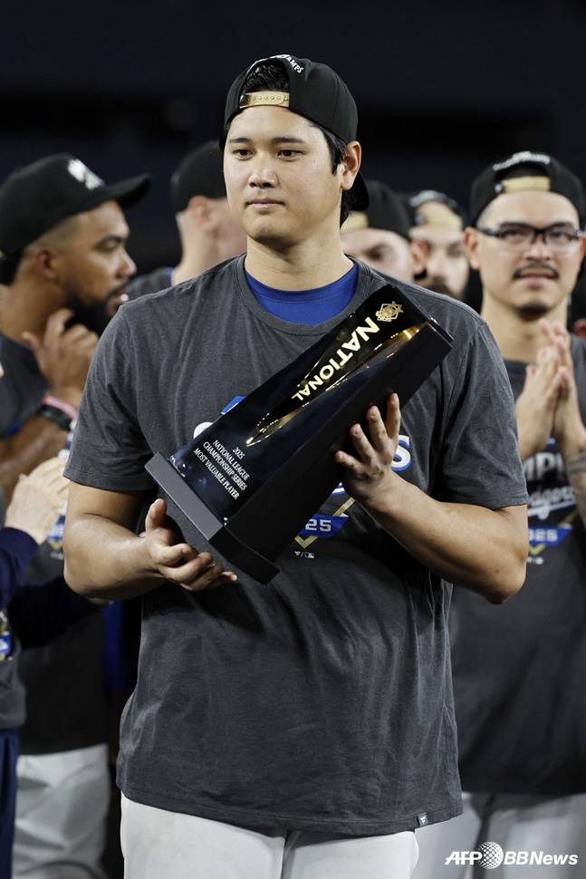 시리즈 MVP를 차지한 오타니가 트로피를 들어올리고 있다. /AFPBBNews=뉴스1