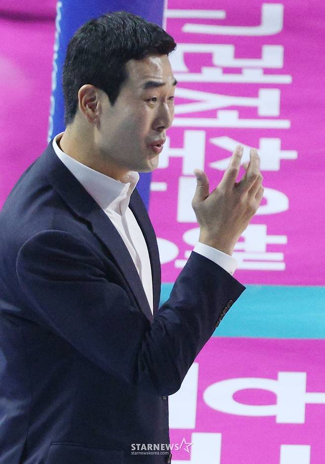 2025-2026시즌 V리그 여자부 개막전 흥국생명 대 정관장 경기가 18일 인천 삼산월드체육관에서 열렸다.  정관장 고희진 감독이 작전 지시를 하고 있다. /사진=김진경 대기자