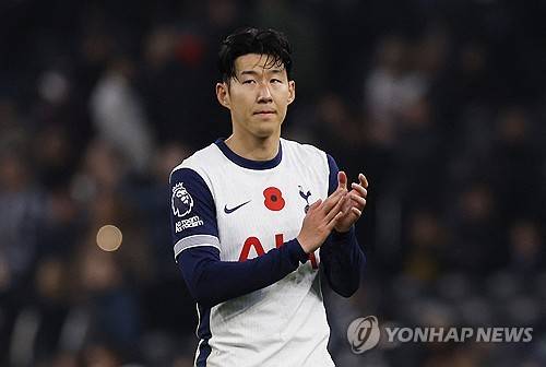 최근 손흥민의 계약 조건에 미국프로축구 메이저리그사커(MLS)의 오프 시즌에 유럽으로 잠시 임대될 수 있는 조항이 포함되어 있다는 게 알려지면서 영국에서도 손흥민의 잉글리시 프리미어리그(EPL) 복귀 여부에 관심을 보이고 있다. 현지 언론은 손흥민의 임대 가능성을 긍정적으로 평가하는 중이다. 사진 연합뉴스