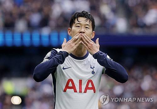 최근 손흥민의 계약 조건에 미국프로축구 메이저리그사커(MLS)의 오프 시즌에 유럽으로 잠시 임대될 수 있는 조항이 포함되어 있다는 게 알려지면서 영국에서도 손흥민의 잉글리시 프리미어리그(EPL) 복귀 여부에 관심을 보이고 있다. 현지 언론은 손흥민의 임대 가능성을 긍정적으로 평가하는 중이다. 사진 연합뉴스
