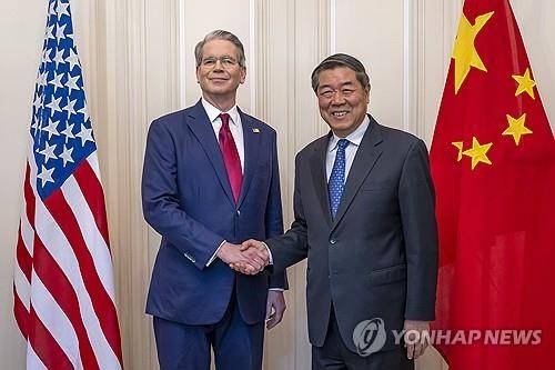 5월에 만난 베선트 미 재무장관과 허리펑 중국 부총리 [EPA 연합뉴스 자료사진 재판매 및 DB금지]