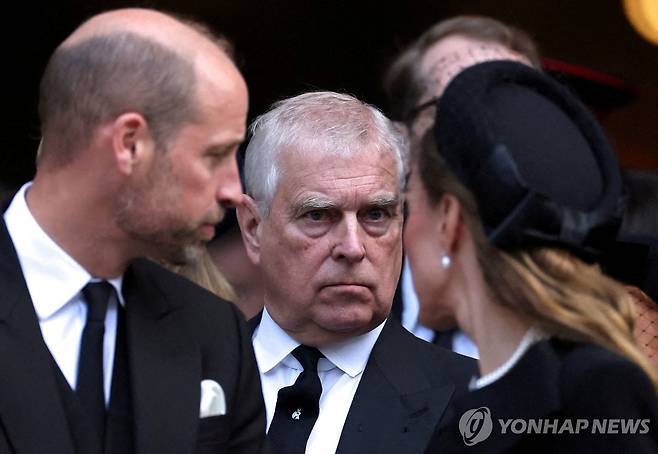 앤드루 왕자(가운데) [로이터 연합뉴스 자료사진]