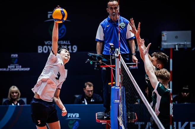 스파이크하는 방강호(왼쪽) [FIVB 홈피 캡처. 재판매 및 DB 금지]