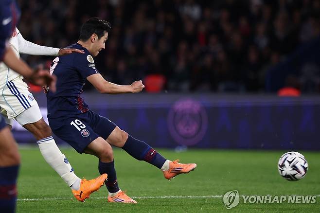 슈팅하는 PSG 이강인. [AFP=연합뉴스]
