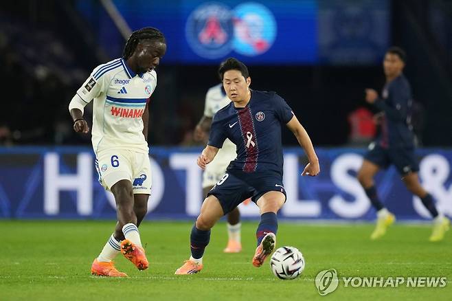 경합하는 PSG 이강인(오른쪽). [AP=연합뉴스]