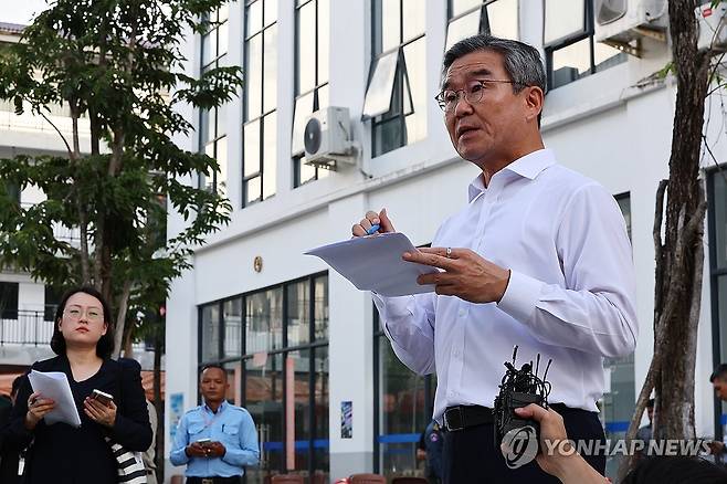 캄보디아 범죄단지 현장점검 결과 브리핑하는 국수본부장 (프놈펜=연합뉴스) 서대연 기자 = 캄보디아로 파견된 정부 합동대응팀 박성주 경찰청 국가수사본부장이 16일(현지시간) 캄보디아 프놈펜 인근 범죄단지인 태자단지 현장점검을 마친 뒤 브리핑하고 있다. 2025.10.16 dwise@yna.co.kr