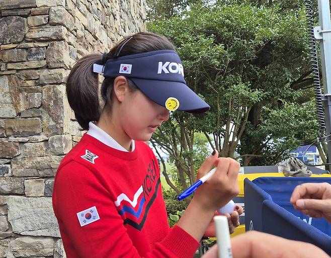 사인해주는 여고생 골퍼 오수민 (해남=연합뉴스) 김경윤 기자 = 국내 여자 골프 아마추어 최강자인 고교생 오수민이 17일  전남 해남군 파인비치 골프링크스에서 열린 미국여자프로골프(LPGA) 투어 BMW 레이디스 챔피언십 2라운드를 마친 뒤 팬들에게 사인해주고 있다. 2025.10.17. cycle@yna.co.kr