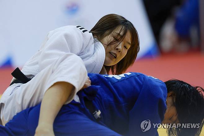 전국체전 출전한 허미오 (부산=연합뉴스) 신현우 기자 = 18일 부산 부경대학교 대연캠퍼스체육관에서 열린 제106회 전국체육대회 유도 여자 일반부 48㎏급 1회전에서 허미오(경북체육회)가 이경하(제주도청)를 상대하고 있다. 2025.10.18 nowwego@yna.co.kr