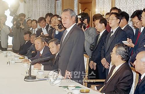 긴급 재계중진회의 (서울=연합뉴스) 조보희 기자 = 최종현 전경련회장이 노태우 전대통령 비자금 파문과 관련한 재계입장을 논의하기 위해 전국경제인연합회에서 열린 긴급 재계중진회의에서 인사말을 하고 있다. 1995.11.3
<저작권자 ⓒ 2009 연 합 뉴 스. 무단전재-재배포 금지.>