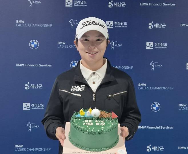은퇴하는 지은희 (해남=연합뉴스) 김경윤 기자 = 지은희가 18일 전남 해남군 파인비치 골프링크스(파72·6천785야드)에서 열린 LPGA 투어 BMW 레이디스 챔피언십(총상금 230만달러) 3라운드를 마친 뒤 은퇴 기자회견에 참석해 선물로 받은 특별제작 케이크를 들고 활짝 웃고 있다. 2025.10.18. cycle@yna.co.kr
