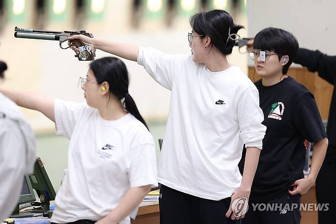 전국체전 예선 돌입한 양지인 (창원=연합뉴스) 김성민 기자 = 13일 오전 경남 창원시 창원국제사격장에서 열린 제 105회 전국체육대회 사격 공기권총 여자 10m 예선에서 파리 올림픽 금메달리스트 양지인(오른쪽 두번째)이 예선 경기를 치르고 있다. 2024.10.13 ksm7976@yna.co.kr