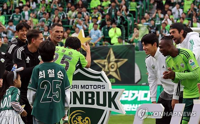 10번째 우승별 든 전북 현대 최철순 (전주=연합뉴스) 나보배 기자 = 18일 전북 전주월드컵경기장에서 열린 2025 하나은행 K리그1 2025 풀리그 마지막 33라운드 경기에서 전북 현대가 수원 FC에 2대 0으로 이긴 후 10번째 우승별을 땄다. 우승을 확정한 뒤 최철순 선수가 우승별을 들고 있다. 2025.10.18 warm@yna.co.kr