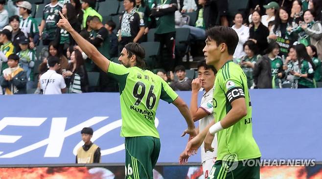 '골' 환호하는 콤파뇨 (전주=연합뉴스) 나보배 기자 = 18일 전북 전주월드컵경기장에서 열린 2025 하나은행 K리그1 최종전(33라운드) 전북 현대와 수원 FC의 경기. 전북 현대 콤파뇨가 선제골을 넣은 뒤 환호하고 있다. 2025.10.18 warm@yna.co.kr