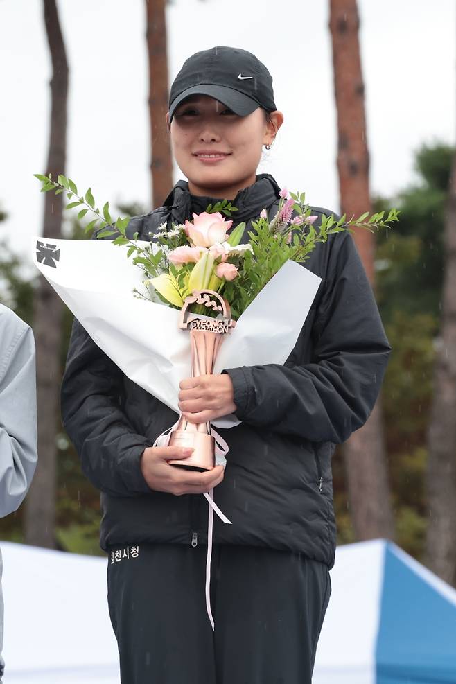 윤은지, 2025 경주마라톤 여자부 1위 (서울=연합뉴스) 윤은지가 18일 경주 일원에서 열린 2025 경주국제마라톤 여자부 경기에서 우승한 뒤 기념촬영하고 있다. [대한육상연맹 제공. 재판매 및 DB금지]