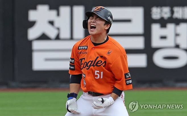 문현빈, '내가 가을남자' (대전=연합뉴스) 김준범 기자 = 18일 대전 한화생명볼파크에서 열린 2025 KBO 프로야구 포스트시즌 플레이오프 1차전 삼성 라이온즈와 한화 이글스의 경기. 2회말 2사 만루 때 3타점 2루타를 쳐낸 한화 문현빈이 환호하고 있다. 2025.10.18 psykims@yna.co.kr