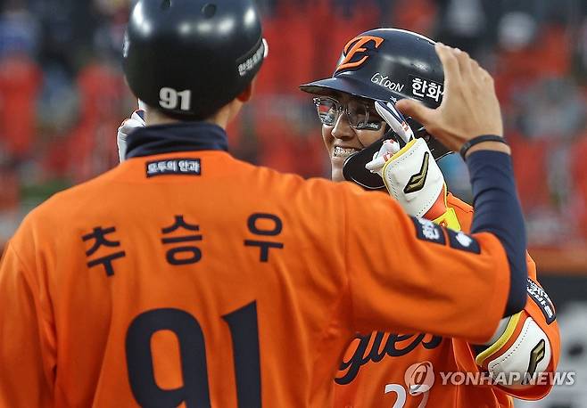 타격감 좋은 채은성 (대전=연합뉴스) 김준범 기자 = 18일 대전 한화생명볼파크에서 열린 2025 KBO 프로야구 포스트시즌 플레이오프 1차전 삼성 라이온즈와 한화 이글스의 경기. 8회말 2사 1, 3루 때 한화 채은성이 1타점 적시타를 쳐낸 뒤 웃음 짓고 있다. 2025.10.18 psykims@yna.co.kr