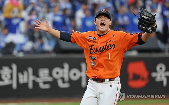 환호하는 문동주 (대전=연합뉴스) 김준범 기자 = 18일 대전 한화생명볼파크에서 열린 2025 KBO 프로야구 포스트시즌 플레이오프 1차전 삼성 라이온즈와 한화 이글스의 경기. 7회초 수비를 마친 한화 문동주가 환호하고 있다. 2025.10.18 psykims@yna.co.kr