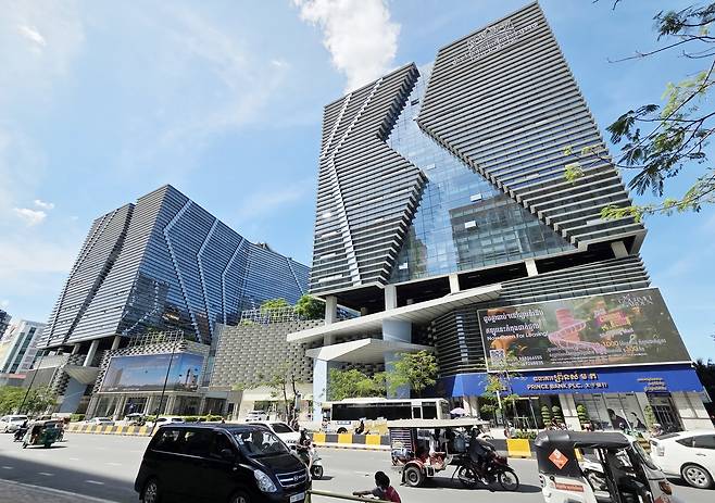 캄보디아 프놈펜에 있는 프린스 그룹 본사 (프놈펜=연합뉴스) 손현규 특파원 = 18일(현지시간) 캄보디아 수도 프놈펜 중심가 센속에 있는 프린스 그룹 본사 앞 도로에 차량이 지나가고 있다. 2025.10.18