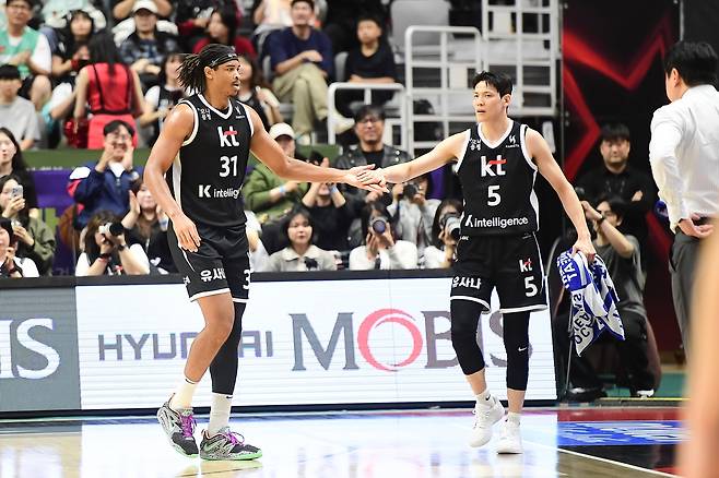 kt의 김선형(오른쪽)과 아이재아 힉스 [KBL 제공. 재판매 및 DB 금지]