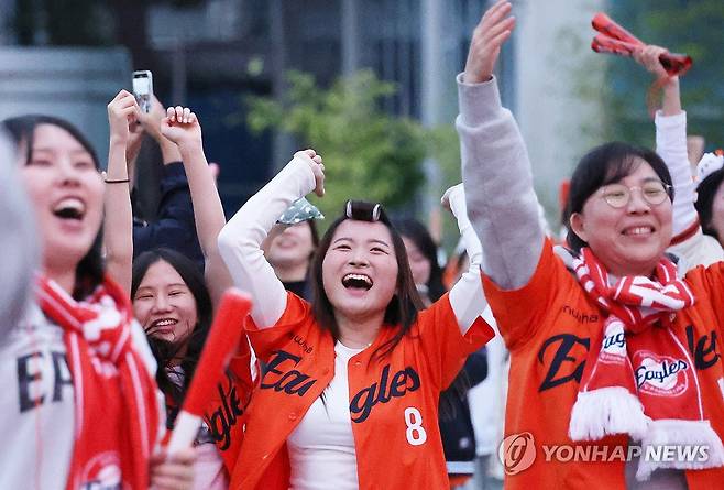 기뻐하는 한화팬들 (대전=연합뉴스) 강수환 기자 = 18일 오후 대전에서 열린 2025 KBO 프로야구 포스트시즌 플레이오프 1차전 삼성 라이온즈와 한화 이글스의 경기에서 한화가 승리하자, 대전 국립중앙과학관에서 관람하던 한화 팬들이 환호하고 있다. 2025.10.18 swan@yna.co.kr