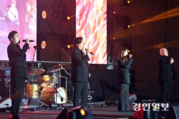 지난 18일 정서진 원 아일랜드(One Island) 뮤직 피크닉이 열린 인천시 서구 청라호수공원 플라워아일랜드에서오페라움이 가을 밤 멋진 선율을 관객들에게 들려 주고 있다. 2025.10.18 /김용국기자 yong@kyeongin.com