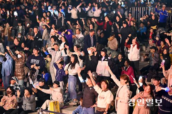 지난 18일 정서진 원 아일랜드(One Island) 뮤직 피크닉이 열린 인천시 서구 청라호수공원 플라워아일랜드 야외 공연장에서 흥겨운 노래에 관객들이 즐거워 하며  공연을 즐기고   있다. 2025.10.18 /김용국기자 yong@kyeongin.com