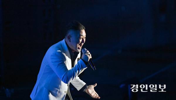 지난 18일 정서진 원 아일랜드(One Island) 뮤직 피크닉이 열린 인천시 서구 청라호수공원 플라워아일랜드 야외 공연장에서 뮤지컬 팀이 공연을 하고  있다. 2025.10.18 /김용국기자 yong@kyeongin.com