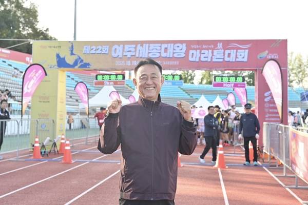 19일 여주종합운동장에서 열린 제22회 여주세종대왕마라톤대회에서 이충우 여주시장이 개회식에 앞서 환한 미소로 파이팅을 외치고 있다. 2025.10.19 / 여주시 제공