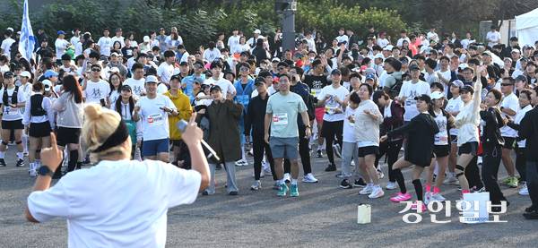 19일 오전  평택당진항자유무역지역 일원에서 ‘2025 평택항 마라톤대회’가 진행되고 있다. 2025.10.19 /최은성기자 ces7198@kyeongin.com