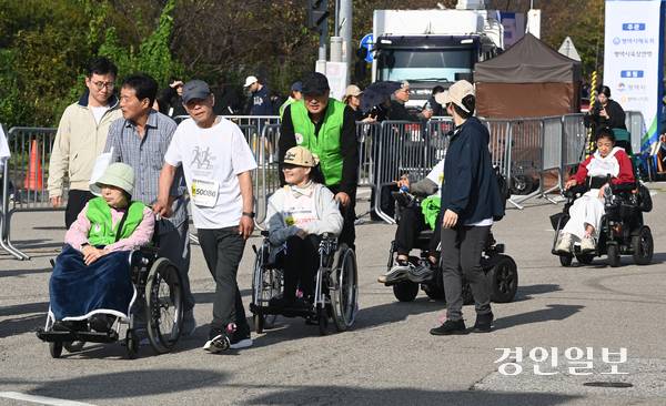 19일 오전  평택당진항자유무역지역 일원에서 ‘2025 평택항 마라톤대회’가 진행되고 있다. 2025.10.19 /최은성기자 ces7198@kyeongin.com