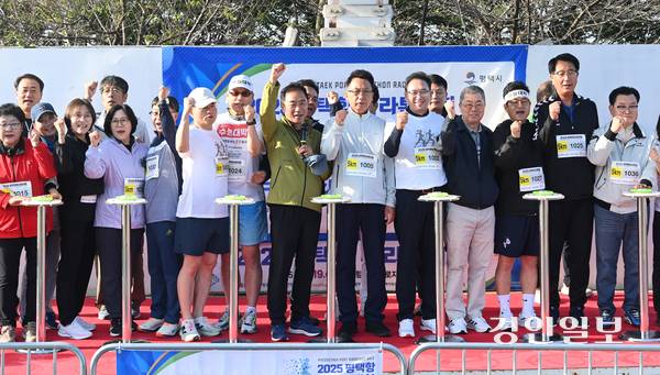 19일 오전  평택당진항자유무역지역 일원에서 ‘2025 평택항 마라톤대회’가 진행되고 있다. 2025.10.19 /최은성기자 ces7198@kyeongin.com