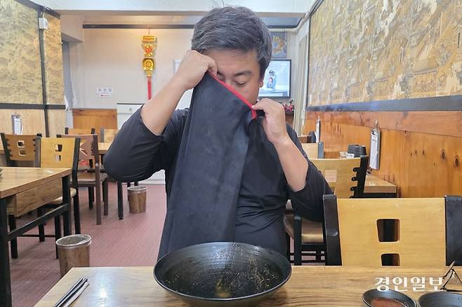 오늘도 완뽕. 비장하게 앞치마를 벗어던지려 했으나 잘 빠지지 않고 있다. /황성규기자 homerun@kyeongin.com