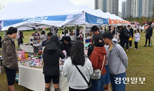 정서진 원 아일랜드(One Island) 뮤직 피크닉이 열린 지난 18일 인천시 서구 청라호수공원 플라워아일랜드에서 진행된 플리마켓에서 시민들이 물건을 구입하고 있다. 2025.10.18 /김용국기자 yong@kyeongin.com